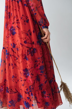 ЯРУСНОЕ ПЛАТЬЕ В ЦВЕТЫ НА КРАСНОМ ФОНЕ