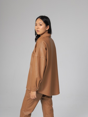 皮革衬衫和时尚的裤子