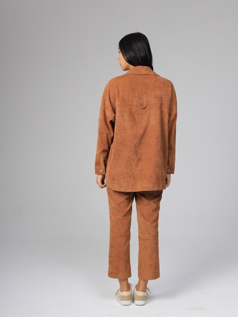 Вельветовая рубашка и стильные брюки.