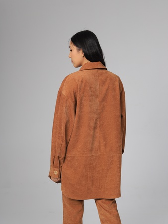 Вельветовая рубашка (удлиненная) и стильные брюки.