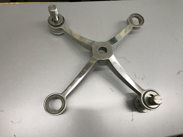 Спайдеры для стеклофасада