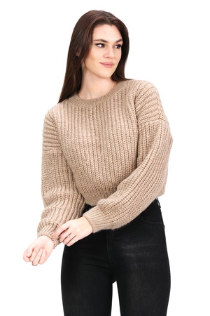 Трикотажный укороченный свитер с круглым вырезом