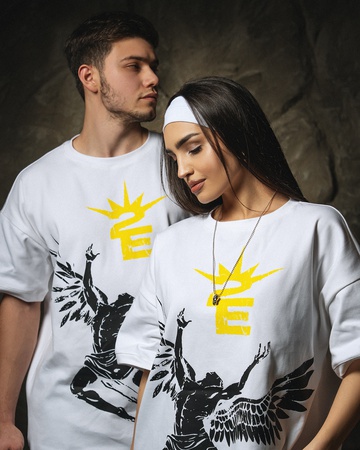 белая футболка