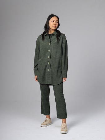 Вельветовая рубашка (удлиненная) и стильные брюки.