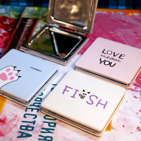 Çok renkli vinil kaplamalı katlanır kare çift cep aynası