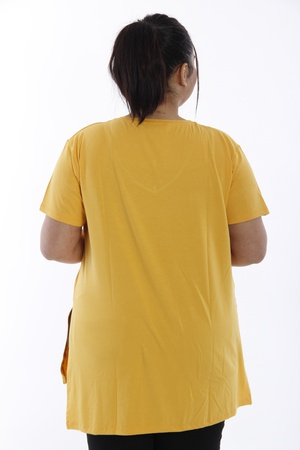 Футболка большого размера с V-образным вырезом и разрезом - горчица (1)