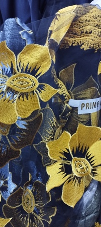 Hochwertige Stickerei auf Tüll