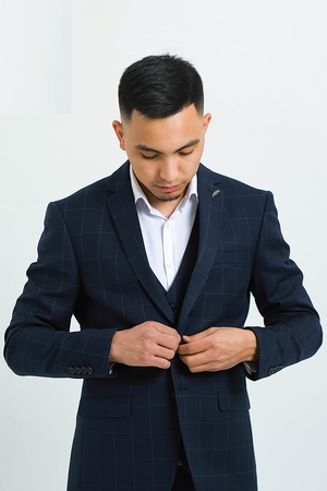 мужская одежда:  мужские костюмы, мужские пиджаки,  мужские брюки, мужские жилеты, мужские рубашки, мужские пальто и полупальто.