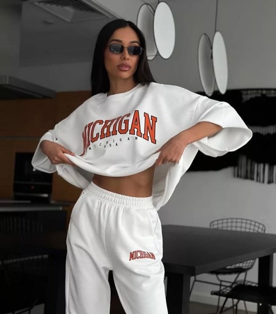 Женские спортивные костюмы