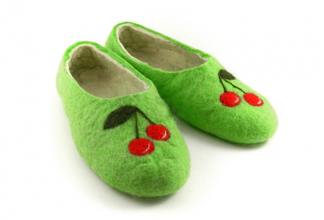 Войлочные тапочки «Вишенки»