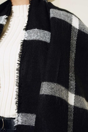 Шерстяная шаль на плечах