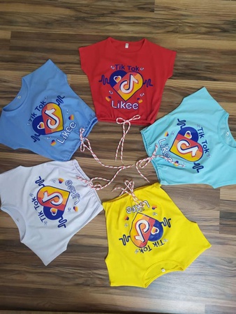 Kızlar için moda tişörtler