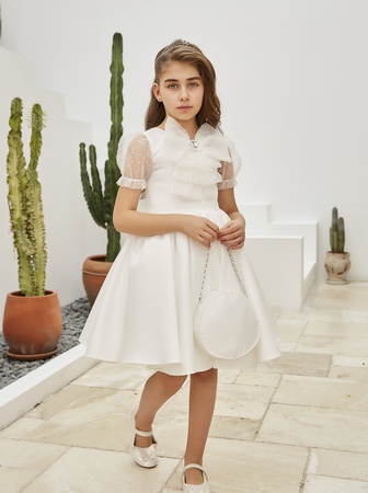 Шикарная модель с короной и сумочкой