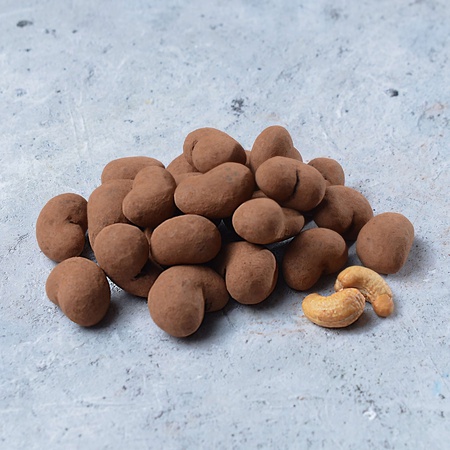 Tiramisu aromasında kakao tozu içinde kaju drajesi