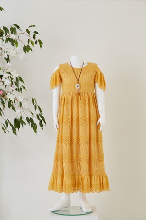 Платье с низким рукавом