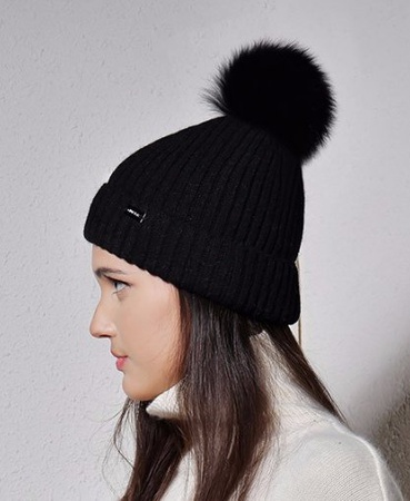 Женская шапка с помпоном