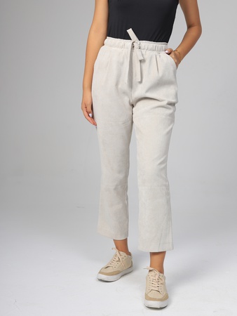 Kadife gömlek ve şık pantolon.