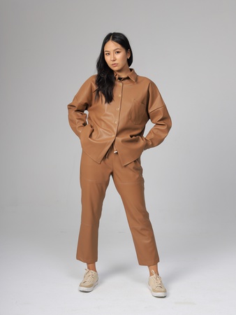 皮革衬衫和时尚的裤子