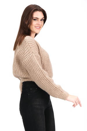 Трикотажный укороченный свитер с круглым вырезом