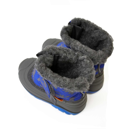 NORDMAN KÜÇÜK BİR ÇOCUK SNOWBOOTS İZOLELİ