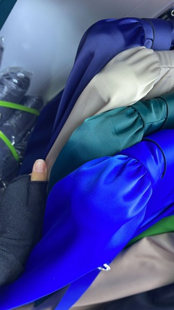 فستان من الحرير بتصميم ملفوف