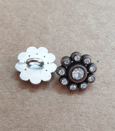 Taşlı dikme düğme