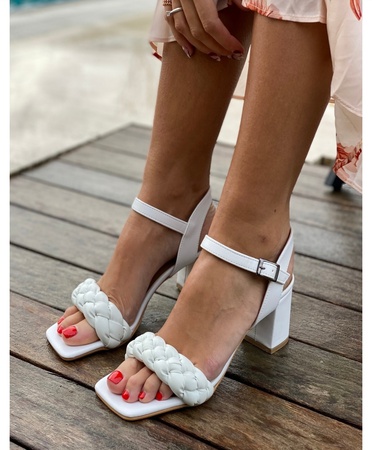 Женские босоножки на каблуке с ремешком однотонной вязки