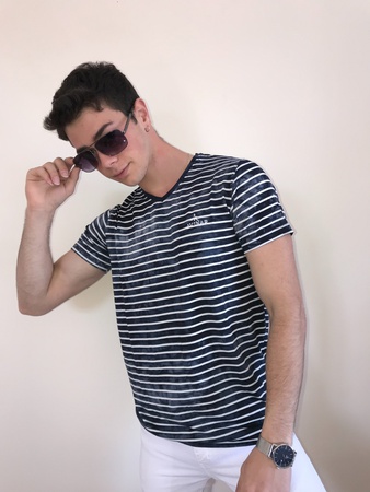 1027 МОДЕЛЬ ФУТБОЛКА УНИСЕКС ИЗ ВИСКОЗЫ В ПОЛОСКУ С V-ОБРАЗНЫМ ВЫРЕЗОМ