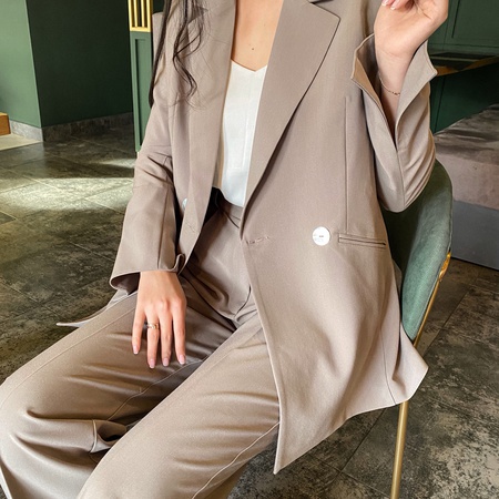 Женский классический костюм