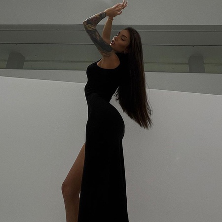 Yırtmaçlı ve dik yakalı, kolsuz, bodycon elbise