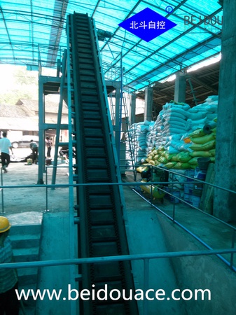 Ленточный конвейер с большим наклонным уголом