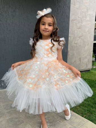 Вечернее платье с пайетками и пряжками