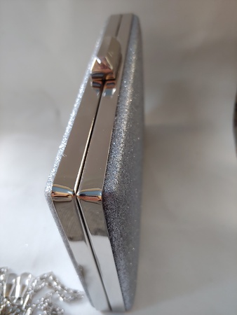 Cеребристая вечерняя сумка с блёстками