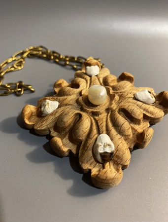 Doğal inciler ve seramik kafatasları ile ahşap kolye