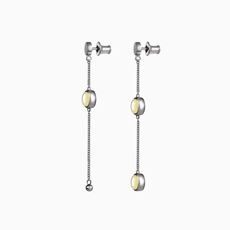 Gümüş zincirler üzerinde kehribarlı küpeler