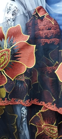 Hochwertige Stickerei auf Tüll