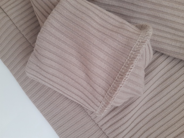 Kurz geschnittener Rollkragenanzug und Trompetenhose