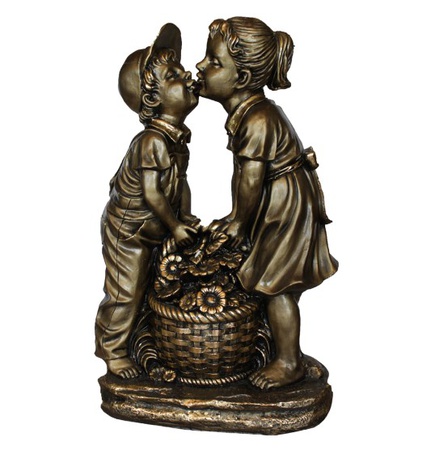 Мальчик целует девочку