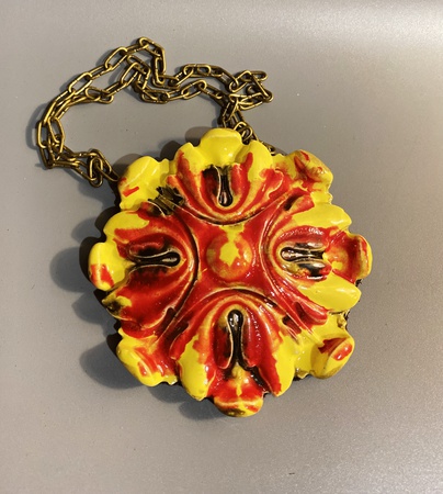 Yumuşak deri zemin üzerine doğal incili yuvarlak seramik sarkıt kolye.