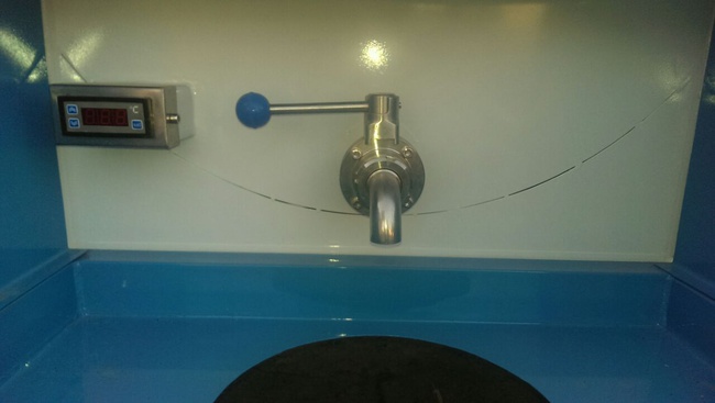 автоприцеп цистерна для пищевых жидкостей.