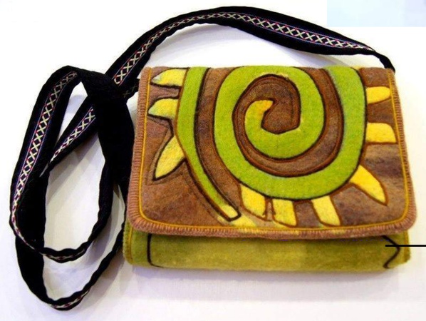 El yapımı keçe çantalar