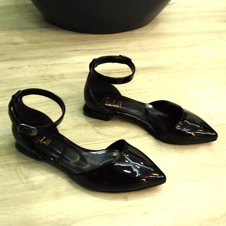 Обувь из лакированной кожи с оборками