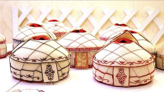 Yurt inşaatı doğal keçe ile kaplanmıştır