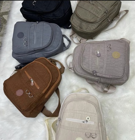 farklı renklerde kadın çantası