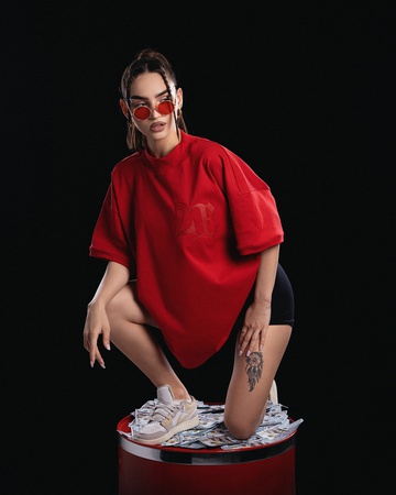 красная футболка