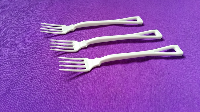 Одноразовая вилка с маркировкой "GornovGroup.ru"