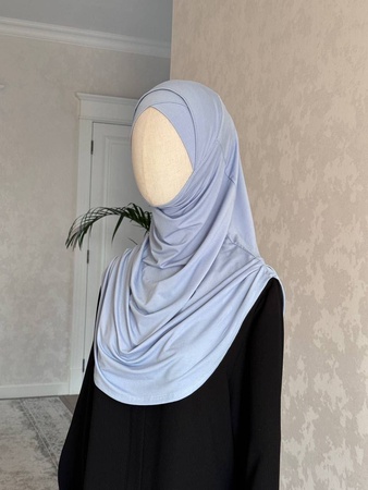 Амирка Айша с бони в нахлест