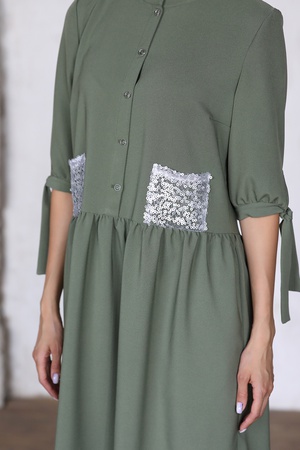 Платье на пуговицах с декоративными карманами цвета хаки