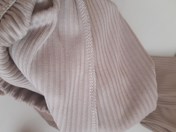 Kurz geschnittener Rollkragenanzug und Trompetenhose