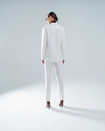 Двубортный пиджак с прямыми брюками